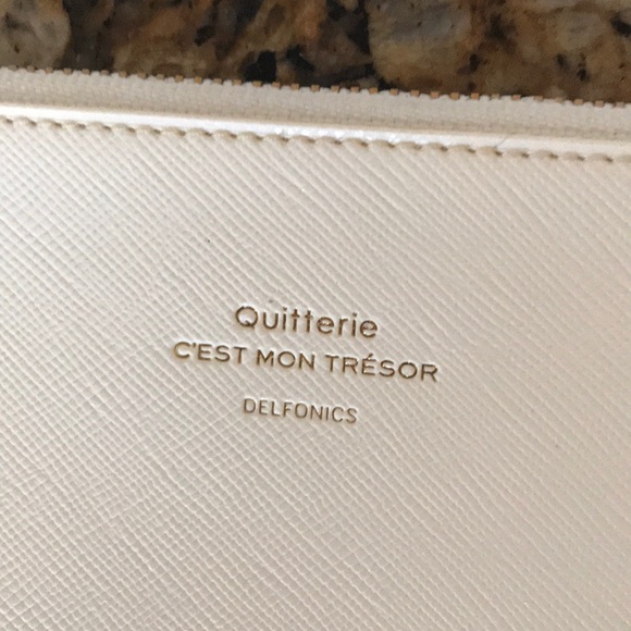 NWT DELFONICS IVORY COLORED ZIPPER POUCH - Picture 2 of 5